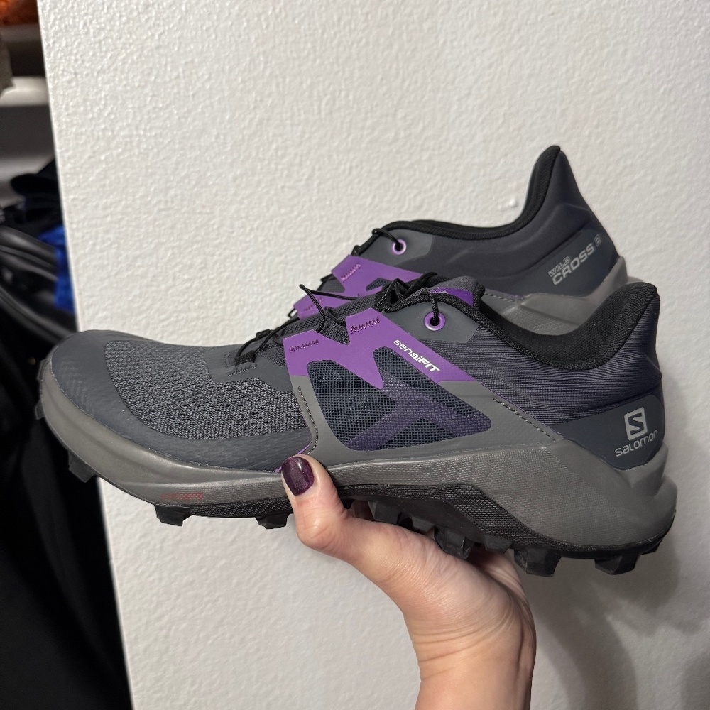 Women’s purple Salomon Wildcross 2 GTX Athletic Shoes size 9